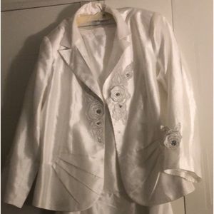 Woman’s semi formal Suit 2pc size 22 white